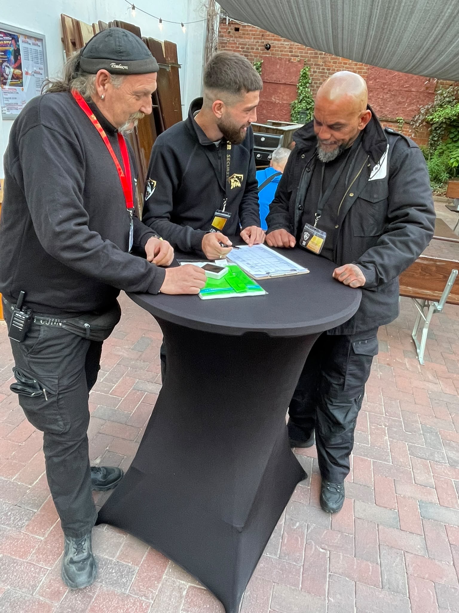 BÄR SECURITY Team bei der Akkreditierung am Einlass